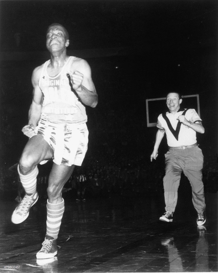 Inseguimento dell'arbitro durante un incontro degli Harlem Globetrotters
